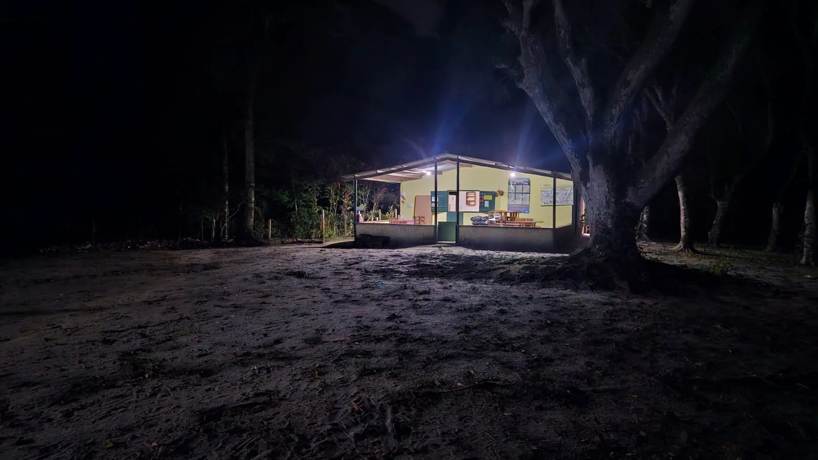 Comunidade iluminada à noite