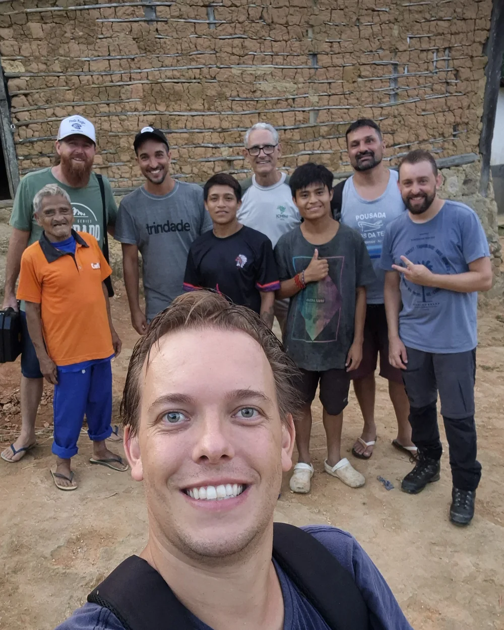 Equipe em campo com moradores